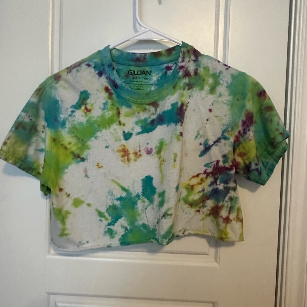 Gildan - S - Rainbow tie-dye cropped shirt